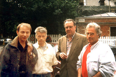 Photo de William Cliff, Dominique Noguez, John Gelder et Michel Houellebecq à Bruxelles en 1992