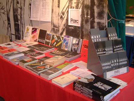 Stand PARC présentant les différents ouvrages publiés